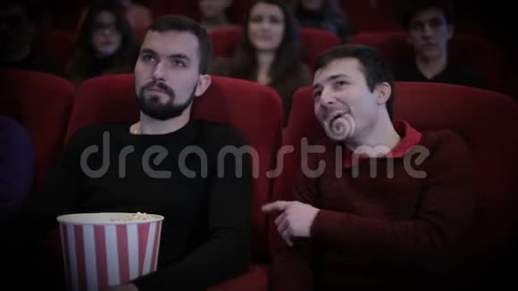 男人在电影院和男人大声说话视频的预览图