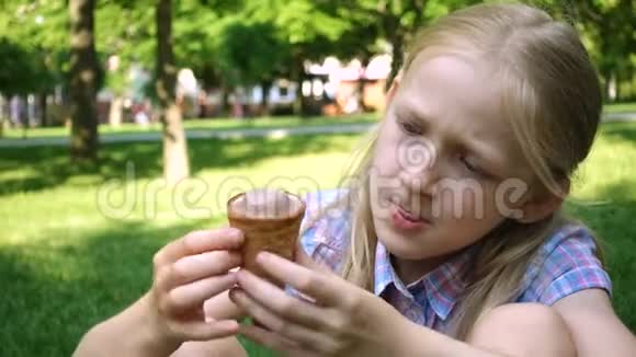 公园里拿着冰淇淋的小女孩视频的预览图