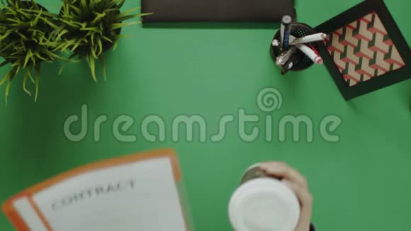 办公室职员一边喝咖啡一边看合同的最低镜头视频的预览图