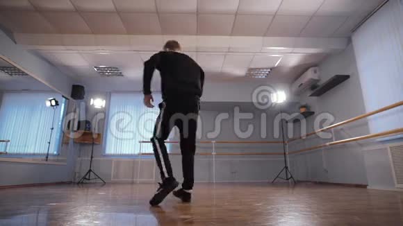年轻人在舞蹈室专业跳舞舞者积极地移动他的手臂一个严肃的男孩视频的预览图