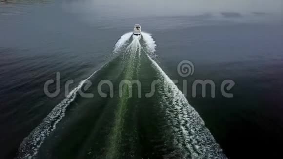 美丽的顶级空中无人驾驶飞机4k小白豪华摩托艇游艇在平静的河水中缓缓航行视频的预览图