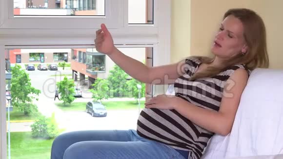 男人伸出手来帮助她的孕妇站起来视频的预览图