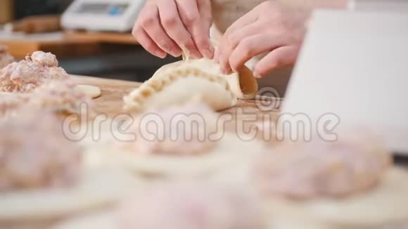 库克是手工塑造面包店产品的视频的预览图