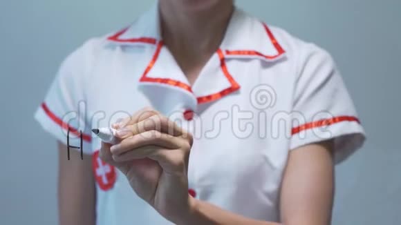 高胆固醇女医生在透明屏幕上写作视频的预览图