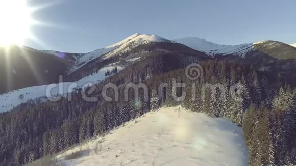 美丽的冬季空中飞行飞越山脉景观乌克兰冒险徒步旅行滑雪度假旅行视频的预览图