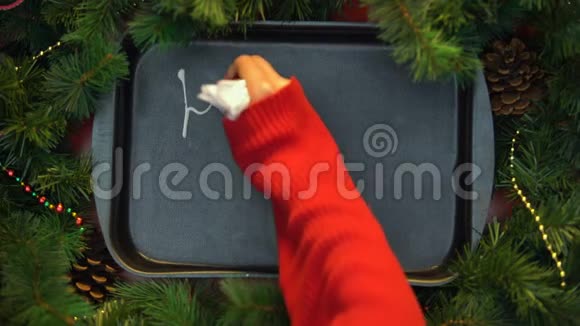 新年快乐12月在烤盘上用奶油写单词视频的预览图