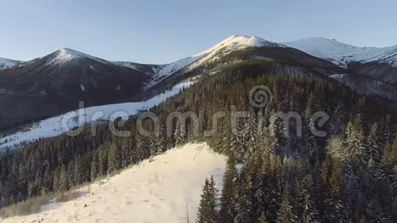 美丽的冬季空中飞行飞越山脉景观冒险徒步旅行滑雪度假旅行视频的预览图