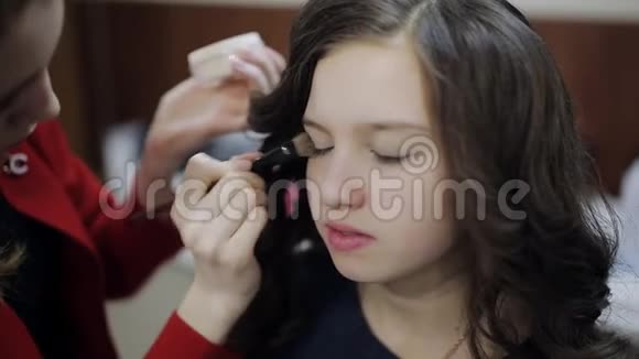 美容店的化妆师是化妆少女吗视频的预览图