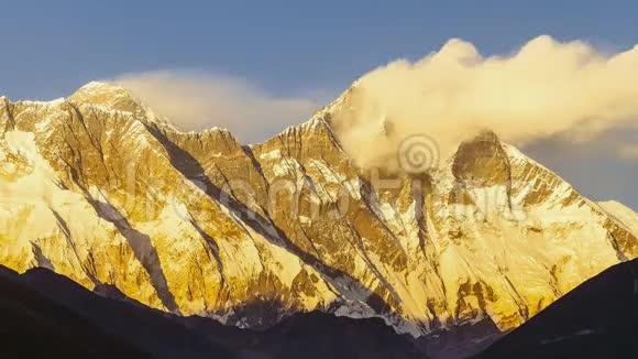 去尼泊尔珠穆朗玛峰营地的路上的珠穆朗玛峰景观视频的预览图