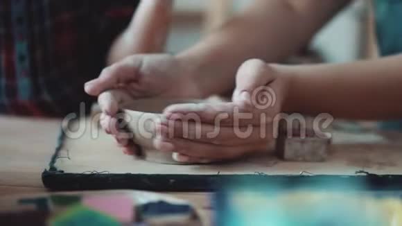 女孩雕刻一个泥板粘土手工建模的职业女性手特写视频的预览图