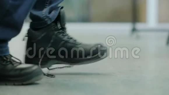 人在靴子上踩着鞋带视频的预览图
