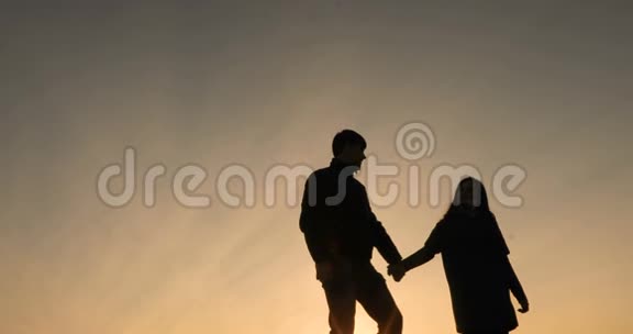 幸福的一对夫妇一起享受日落带着希望展望未来视频的预览图