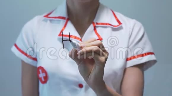 心脏病女医生在透明屏幕上书写视频的预览图