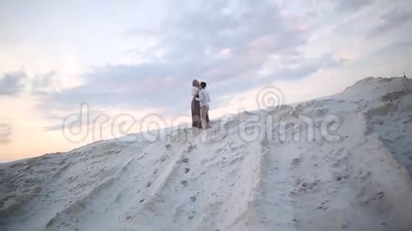日落时分男人和女人在采石场接吻视频的预览图