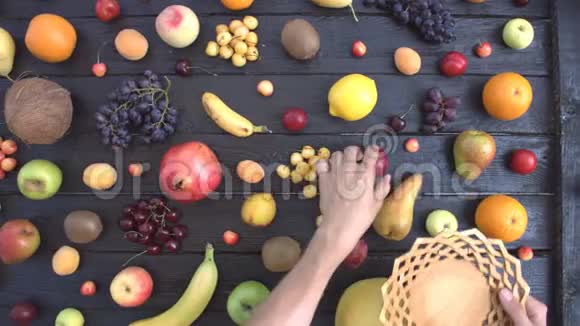黑色生态背景下的水果上景视频的预览图