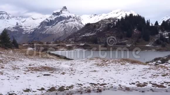 一片白雪覆盖的山景视频的预览图