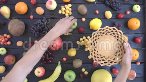 黑色生态背景下的水果上景视频的预览图