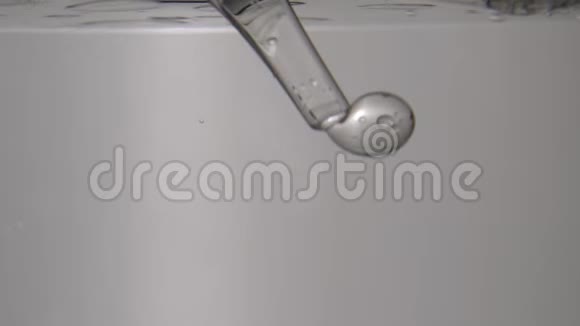 实验室吸管滴液的特写视频的预览图
