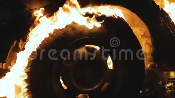 一个轮子晚上在车里燃烧汽车轮胎燃烧特写视频的预览图