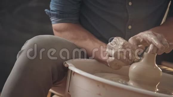 波特在陶工车轮上创造了这个产品旋转陶器视频的预览图