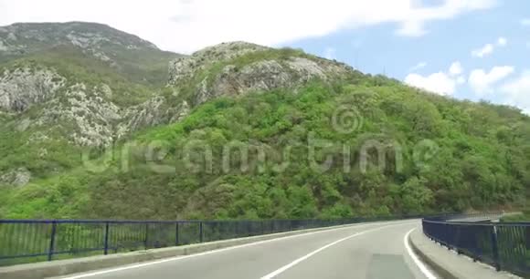 黑山南部风景如画的乡村公路视频的预览图