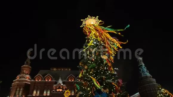 装饰圣诞树以纪念莫斯科红场附近的圣诞节彩色的美丽景色视频的预览图