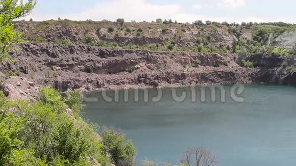 河流和岩石的景色视频的预览图