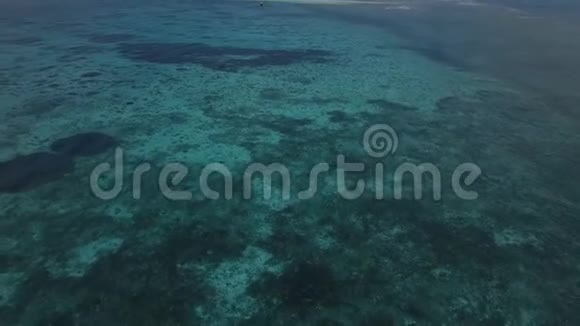 航空一个小岛一个失落的岛屿美丽的蔚蓝的水一个两人的岛屿桑给巴尔马尔代夫视频的预览图