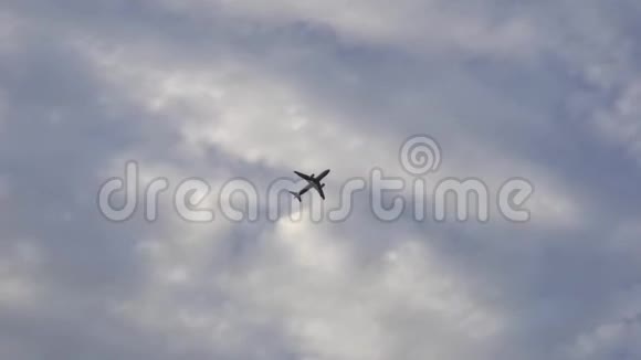 双引擎飞机以云层为背景视频的预览图