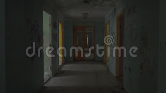 在废弃的建筑内的走廊里向前走视频的预览图