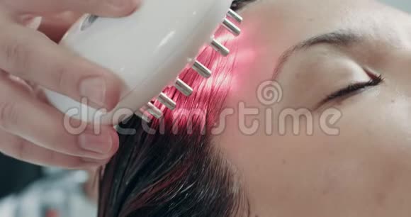 红外线头发治疗美容院的专业美发服务视频的预览图