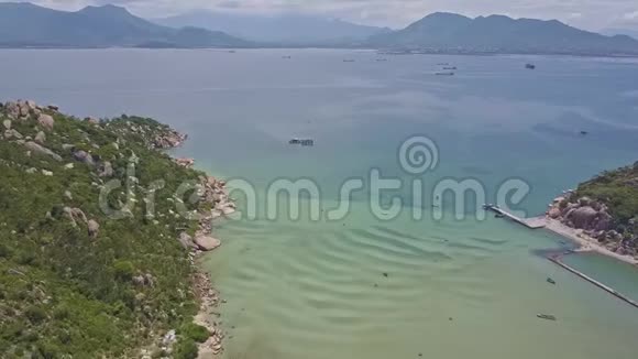 无人机从半岛尖端的岩石海岸飞向蔚蓝的海洋视频的预览图