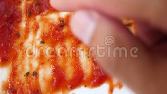 用番茄酱的残留物清空脏盘子男人手在番茄酱的残骸上画一颗心4k慢镜头视频的预览图