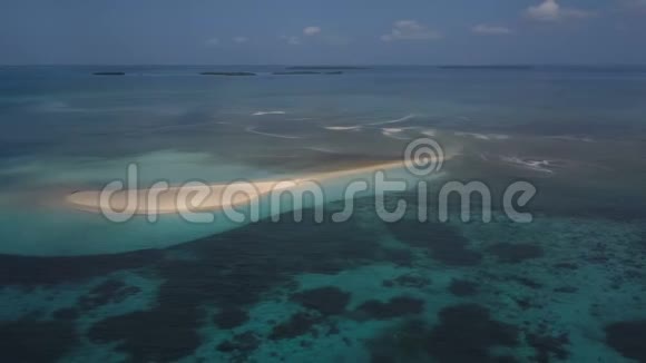 航空一个小岛一个失落的岛屿美丽的蔚蓝的水一个两人的岛屿桑给巴尔马尔代夫视频的预览图
