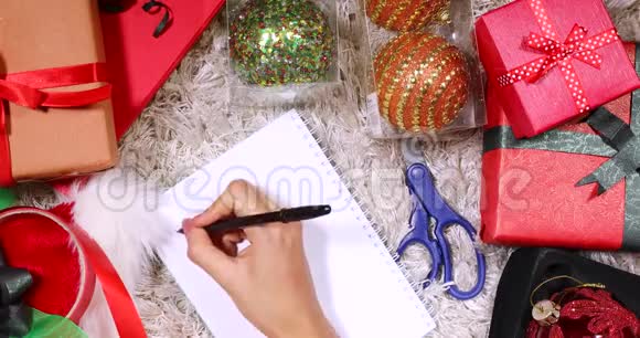 手做圣诞购物清单笔记本视频的预览图