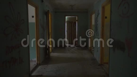 在废弃的建筑内的走廊里向前走视频的预览图