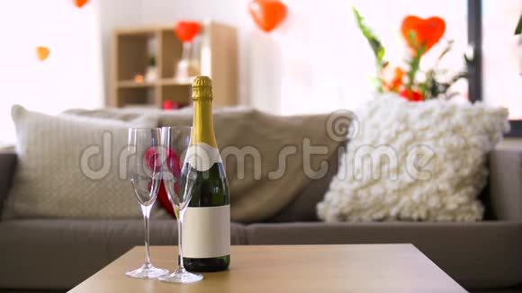 在情人节有香槟和鲜花的女人视频的预览图