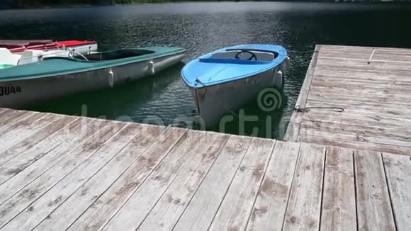 阿尔卑斯山湖畔的码头上美丽的船视频的预览图