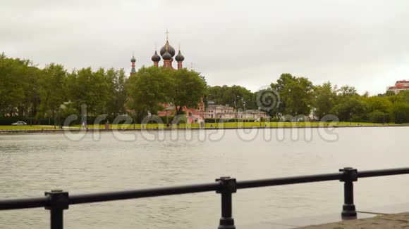 池塘岸边的东正教教堂视频的预览图