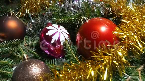圣诞装饰品摆在树枝间视频的预览图