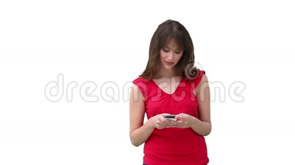 女人抱着手机看着她视频的预览图