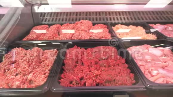 在商店里展示肉猪肉牛肉家禽零售业的特写视频的预览图