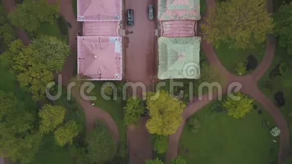 乘坐飞机飞越普希金的Catherinea公园的中国村庄视频的预览图