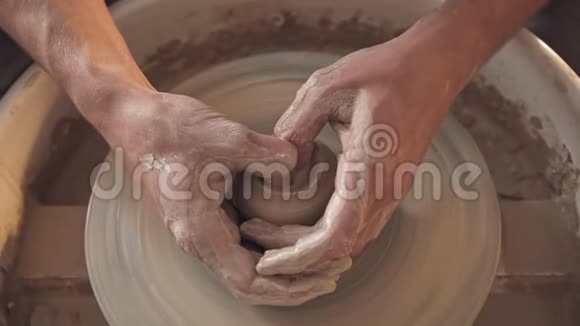 旋转陶工的车轮和陶土在它的花瓶从上面视频的预览图
