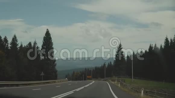 从车前窗看车在空山路上行驶动作缓慢罗马尼亚夏季的公路旅行视频的预览图