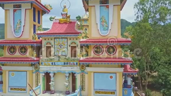 镜头显示装饰的庙宇正面与绿色自然视频的预览图