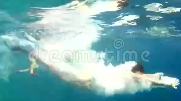 女孩在红海里浮潜视频的预览图