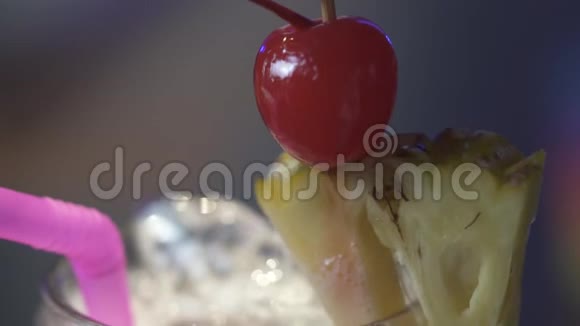 鸡尾酒加菠萝和樱桃装饰视频的预览图