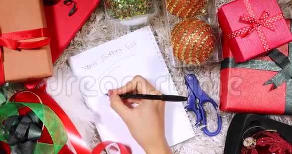 手做圣诞购物清单笔记本视频的预览图