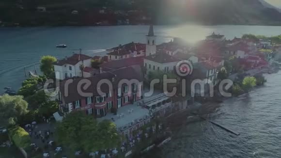 伊索拉贝拉城堡客轮航行于意大利湖上无人驾驶飞机4k自然飞行视频的预览图